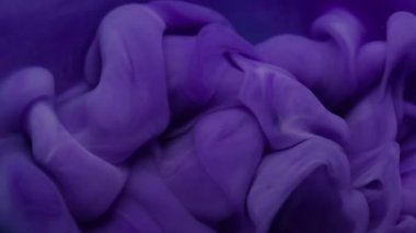 Sis mürekkebi. Akrilik pigment. Odaklanmamış mor renkli su kimyasal partikülleri soyut sanat arka planında hareket eden sis emülsiyonu.