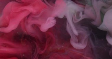 Duman suyu. Bulut buharı. Soyut akrilik arkaplan üzerine yayılan pembemsi yeşil renkli parlayan sıvı..