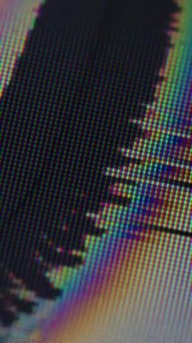 Dikey video. Analog parazit. Arıza şebekesi. Bulanık dalgalı siyah sıvı tanecikli bozulma ekranına yayılıyor. Kırık piksel dokusunun gökkuşağı parıltısı.