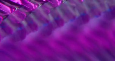 Bulanık işaret fişeği. Parlak arka plan. Odaklanmamış mor neon renkli optik parıltı aydınlatmalı doku sanatın görsel soyutlaması üzerinde parıldıyor.