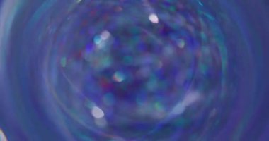 Işık çemberi. Bokeh ray. Odaklanamayan yeşil renkli parlak optik yuvarlak mercek alevi soyut koyu siyah arkaplanda hareket ediyor.