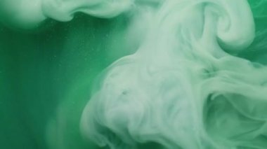 Dönen bulut. Boya karışımı. Odaklanmamış yeşil renk buharı. Soyut sanat arka planında çalışan kimyasal parlak madde..