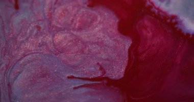 Boya dök. Sıçrama sıvısı. Soyut yaratıcı sanat arka planında odaksız kırmızı, pembe, parlak, ışıl ışıl, nemli pigment karışımı..