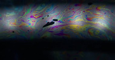 Renkli sıvı. Yanardöner sabun. Spektrum yağlı sıvı fantezi gökkuşağı mürekkebi suyu çözdü. Soyut siyah arkaplanda boya karışımı.