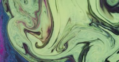 Mürekkep döküldü. Renk akışı. Bulanık sarı mavi sıvı pembe kıvrımlı su dalgalanması ışıltısı soyut yaratıcı arka planda yayılıyor.