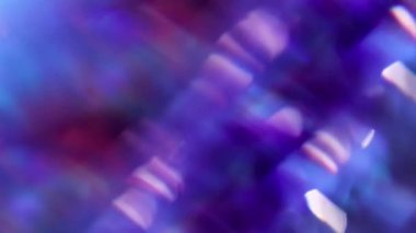 Odaklanamayan renkli ışıltı. Parlak doku. Mavi yanıp sönen parçalar, bulanık kırmızı mor ışık arka planında yanıp sönen lensler..