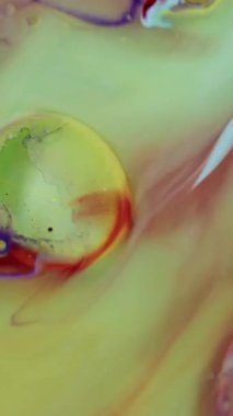 Dikey video. Nehir boyası damlası. Renk akış katmanı. Farklı kalınlıkta bileşenleri karıştırma işlemi. Mermer efekt dairesi kabarcığı taştı. Yağlı, parlak makro jet..