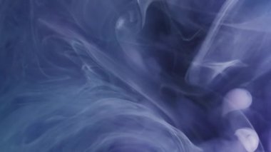 Sanat buharı. Fantezi dumanı. Mor boya sıvı duman girdap fırtınası patlaması. Boyalı su karıştırma rengi soyut mistik bulanık arkaplan.
