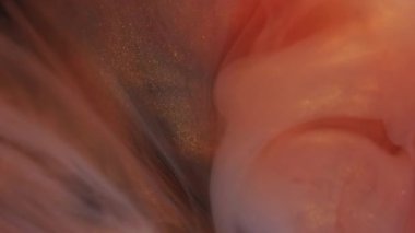 Parıldayan sıvı. Işıl ışıl. Turuncu bej rengi jel akrilik titreşimli sanatsal emülsiyon harmanlanmış soyut arkaplan sisi.