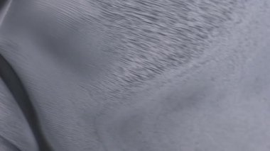 Dalga akıntısı. Sıvı mürekkep. Soyut sanat arkaplanına yayılan mermer efektli mor siyah kimyasal boya akışı dokusu.