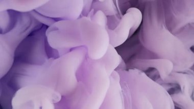 Buhar bulutu. Sis akışı. Mor mürekkep buharı sanat sıvısının içinde yuvarlanıyor. Odaklanmamış renk çekimi sisli su soyut arkaplanı.