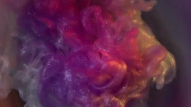 Bulut karışımı. Duman sıçrıyor. Mor menekşe, gümüş sprey, mürekkep parlatıcısı patlama karışımı. Odaklanmamış arka plan lensi hafif pofuduk rengi.