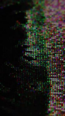 Dikey video. Çiziği göster. Kırık doku. Dijital ızgara ıslak LCD yüzeyinde siyah mürekkep akışı. Renk gürültüsü arızası efekti odaklanmış ağ örtüsünü kaldırdı.