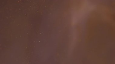 Parlak pigmentler. Islak doku. Odaklanamayan sarı turuncu altın rengi boya suyu soyut sanat eserlerinin yaratıcı arka planında yayılıyor..