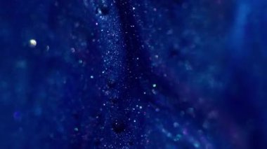 Boya sanatı. Mermer dokusu. Bulanık mavi mor parlak sıvı sıvı yağ damlası soyut bokeh akrilik zemin üzerinde yüzüyor..