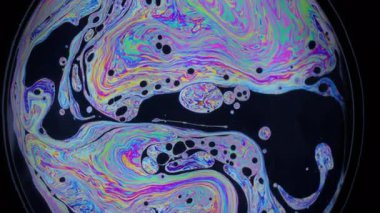 Baloncuk gezegeni. Holografik küre. Yağlı akış, yuvarlak sanat sıvısı noktasında. Kara gece arka planında soyut kozmik mürekkep pigmentleri karışımı.