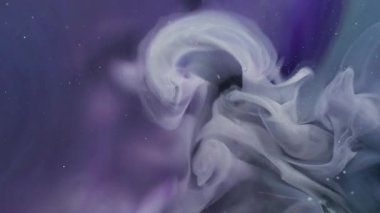 Akrilik parçacıklar. Boya buharı. Odaklanmamış mavi mor renk sisi soyut sanat arka planına yayılan ruhani su akışı kimyasal dumanı.