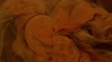 Parlak doku. Duman suyu. Soyut ruhani akrilik zemin üzerinde yüzen sarı renkli dumanlı boya kimyasalı..