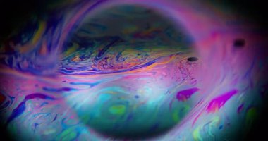 Spektrum çözünmüş mürekkep. Renkli boya gezegeni. Yağ sabunu sıvı yanardöner akış mercek çerçevesi. Kozmik siyah arkaplan.