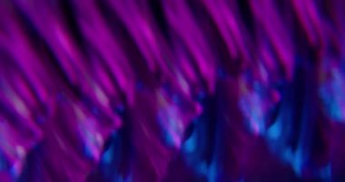 Bulanık ışık. Bokeh dokusu. Odaklanmamış mor floresan renkli parlak neon parlatıcı soyut koyu siyah sanat arka planında hareket ediyor.