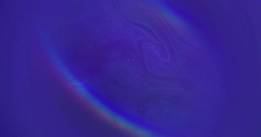 Mürekkep döküldü. Akış dalgası sanatı. Odaklanmamış mavi neon yeşil renkli kimyasal gökkuşağı simli sıvı damla soyut yaratıcı akrilik arka planda yüzer..