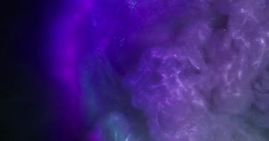 Parlak sis. Parlak mürekkep dalgası. Odaklanmamış mor neon rengi soyut koyu siyah arkaplanda yüzen parlak bir duman..