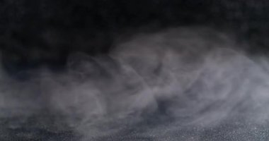 Parlak mürekkep. Bulut dumanı. Odaklanmamış beyaz duman dokusu kimyasal tek renkli duman soyut siyah yaratıcı sanat arka planında ilerliyor.