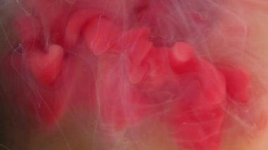 Sis akışı. Boya sisi. Bej kahverengi bulanık mistik sıvıda yüzen kırmızı su altı mürekkebi akıntısı. Sanat dokusu soyut renk sıvı arkaplanı.