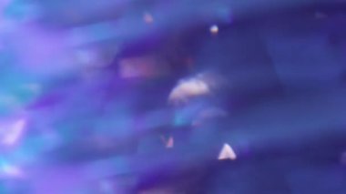 Bulanık kaleydoskop. Parlak parıltı. Parıldayan parçacıklar mor sarı leylak yeşil soyut ışık arka planında uçuşan mercek parlamaları.