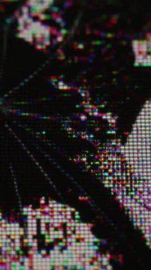 Dikey video. VHS sesi. Delik çatlağı. Ağ pikseli bokeh camında kirli boya izleri var. Arıza bozulması, dijital gökkuşağı bulanık ekran yüzeyi üzerinde örtüyor.