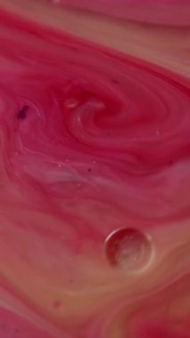 Dikey video. Akrilik akış. Mermer sıvı taşması. Dönen karıştırıcı damla yağı. Pembe boyalı sim çarpışması. Mat emülsiyon bileşeni. Dalgalı baloncuk sarmal kıvrım efekti.