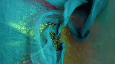 Dikey video. Emülsiyon damlası. Boya küresi. Pırıl pırıl mavi duman yüzen sanat sıvısı. Renkli sualtı dalış karışımı yuvarlak stand soyut bulanık arkaplan.