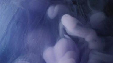 Mistik boya. Duman karışımı. Beyaz menekşe bulutu sıvı pigment gizemli karışım renk soyut menekşe arkaplan. Su dokusu girdap bulanıklığı akışı.