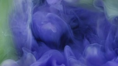 Duman döküldü. Sis dalgası. Mor yeşil sıvı boya dumanı girdap patlaması. Duvak fırtınası boyası renk karışımı bulanık arkaplan.