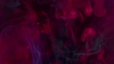 Parlayan toz. Parıltı akışı. Pembe parlak yeşil sıvı mistik buhar suyu karıştırıyor. Uçan renk düşüşü odaklanmış peçenin soyut arkaplanı.