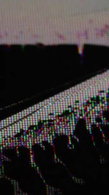 Dikey video. Hasarlı matris. Ekran dokusu. Ekran, ıslak arızalı yansımalarla çatladı. Grunge biçimsiz kırılma efekti bulanık dijital gürültü ile.