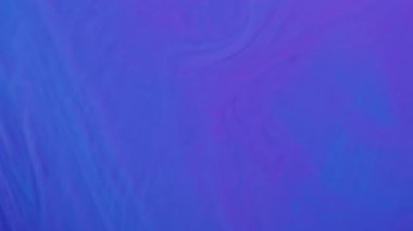 Sıçrama sanatı. Dalga mürekkebi. Suda çözünmüş mavi neon renkli kimyasal boya yaratıcı diş minesi mermer soyut arkaplana yayılıyor.