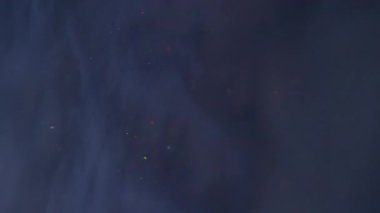 Parlak sıvı. Bulut mürekkebi. Soyut koyu siyah yaratıcı sanat soyutlaması üzerine yayılan mavi renkli köpüklü su kimyasal sıvısı..