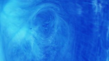 Mürekkep sıçraması. Renkli su. Bulanık mavi cyan parlak parçacıklar kimyasal emaye, ıslak akrilik doku emülsiyonu sanatın soyutlamasına yayılıyor..