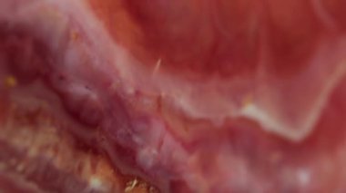 Sıçrama sanatı. Parlak lekeler. Soyut arkaplan üzerinde yüzen suda çözünmüş kırmızı sarı renkli mermer emaye desenli boya akışı.