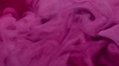 Karışık boya. Sıvı mürekkep. Odaklanmamış mor buhar dokusu ruhani su akrilik akışı soyut sanat arka planında ilerliyor.