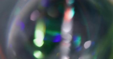 Parlak ışık. Bokeh ışını. Odaklanamayan sarı turuncu renkli parlak mercek soyut koyu siyah arkaplanda daireler çiziyor..