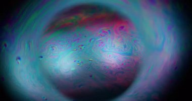 Bulanık gezegen. Mürekkep döküldü. Muhteşem neon rengi sıvı parlayan küre. Kozmik dünya benzini soyut çerçeve siyah arkaplan.