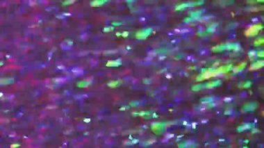 Parıltı yansıması. Bulanık çok renkli ışıltı. Bokeh ışık sanatının soyut arka planında sarı, kırmızı, mor, pırıl pırıl parçacıklar parlar..