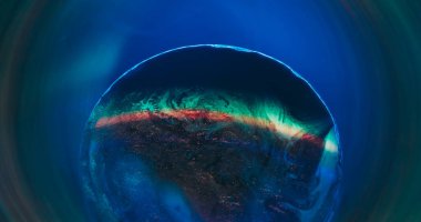 Flüoresan ışığı. Parlak bir sıçrama. Soyut arkaplanda yüzen sıvı kimyasal gökkuşağı parçacıklarında çözünmüş sarı kırmızı renk boyası.