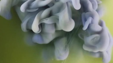 Bulut karışımı. Pigment akışı. Mavi gri akış karışımı ve yeşil duvak boyası fantezi arka planı. Soyut su, odaklanmış sanat şişirme dokusu.