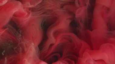 Bulut boyası. Sis akışı. Turuncu kırmızı duman mürekkep akıntısı yumuşak su karışımı döker. Siyah mistik yüzey rengi sanat odaklanmış sis arkaplanı.