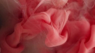 Bulut karışımı. Duman spreyi. Pigment akışı. Kırmızı akış karışımı, arka planda beyaz peçe boyası. Soyut su, sıvı sanat dokusunu çözdü.