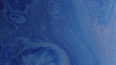 Akrilik dalga. Arkaplanı boya. Mermer efektli odaksız mavi renk dokusu soyut sanatın üzerine dökülen parlak damlalar.