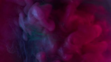 Buhar dokusu. Renkli dalga. Pembe, mor, çözünmüş, dumanlı pigment su arka planı. Soyut neon boya puf mistik sıçrama.